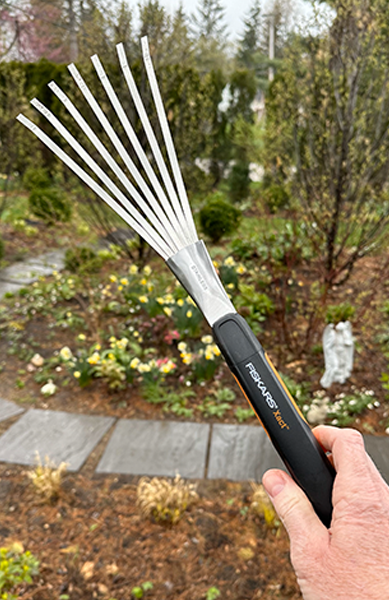 hand rake fiskars